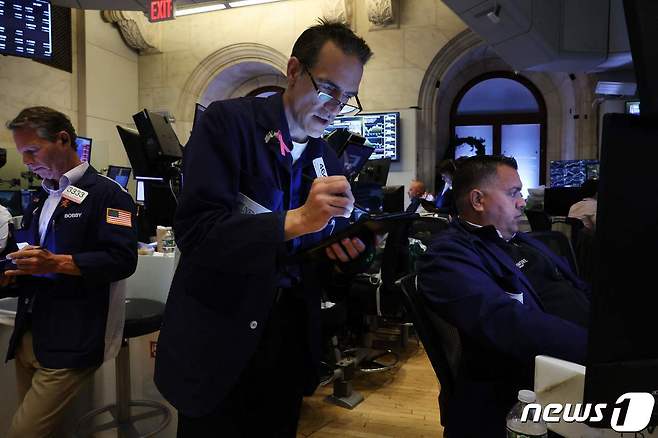 2일(현지시간) 미국 뉴욕증권거래소(NYSE)에서 거래자들이 일하고 있다. 2023.08.02/ ⓒ AFP=뉴스1