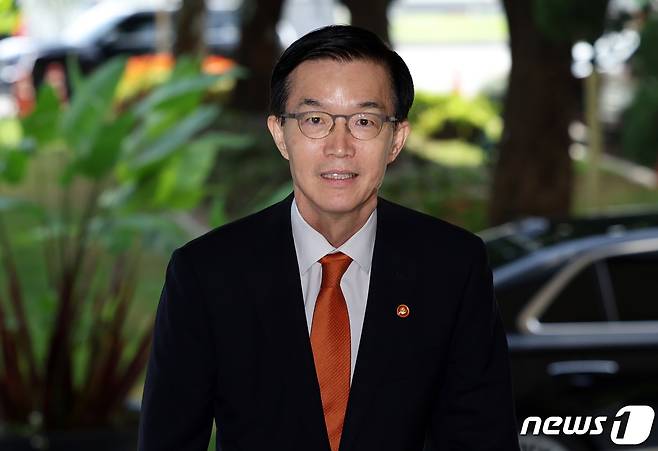 방문규 산업통상자원부 장관이 22일 오전 서울 종로구 세종대로 정부서울청사로 출근하고 있다. 2023.9.22/뉴스1 ⓒ News1 김명섭 기자