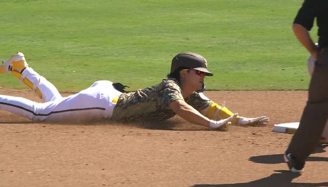 4회 2루타를 날리고 2루로 슬라이딩하고 있는 김하성. 사진=MLB.TV 캡처