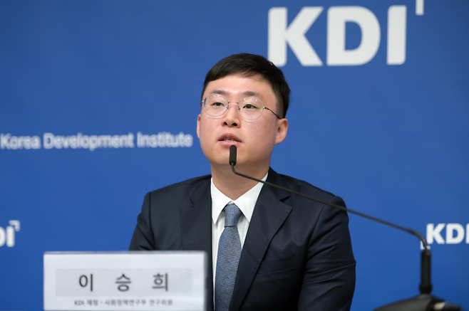 이승희 KDI 재정·사회정책연구부 연구위원이 25일 세종시 정부청사에서 '소득과 자산으로 진단한 노인빈곤과 정책 방향'을 주제로 발언하고 있다.