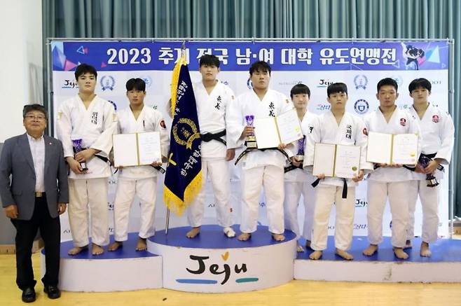 동의대 유도부가 전국남여대학유도연맹전 단체전에서 우승을 차지하고 단체 기념 사진을 찍고 있다.