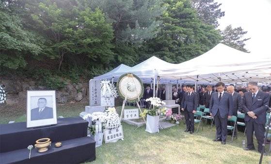 지난 5월 서울 동작구 국립서울현충원 독립유공자 묘역에서 열린 ‘고하 송진우 선생 탄신 133주년 및 서거 78주기 추모식’에 참석한 주요 내빈들이 묵념을 올리고 있다. / 사진:연합뉴스
