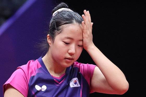 신유빈이 25일 항저우 아시안게임 탁구 여자 단체전 일본과의 준결승 경기 도중 땀을 닦고 있다. 뉴스1
