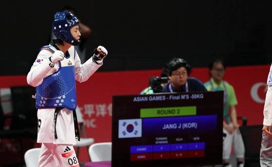 항저우 아시안게임에서 한국 태권도 겨루기에 첫 금메달을 안긴 장준. 연합뉴스