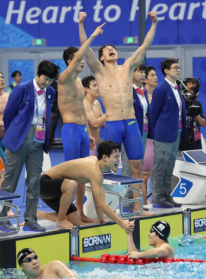 양재훈, 이호준, 김우민, 황선우가 25일 중국 항저우 올림픽 스포츠센터 수영장에서 열린 2022 항저우 아시안게임 수영 이틀째, 남자 800m 계영 결승에서 금메달을 획득한 뒤 환호하고 있다. 연합뉴스