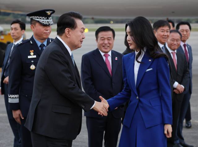 ▲제78차 유엔 총회 참석과 세계 각국 정상들과의 양자회담 일정을 소화한 윤석열 대통령이 23일 성남 서울공항을 통해 귀국, 공군 1호기에서 내린 뒤 김건희 여사와 악수하고 있다. ⓒ연합뉴스