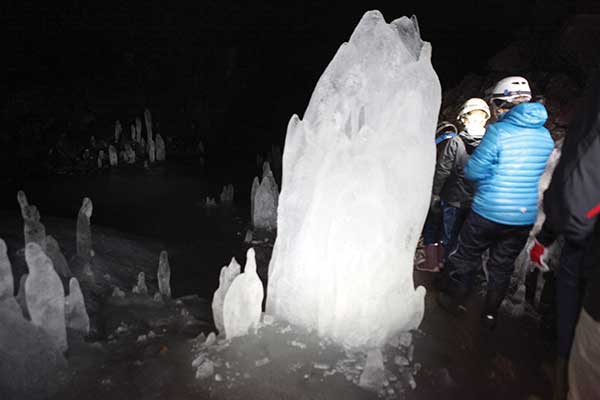 동굴 안의 커다란 고드름 얼음.