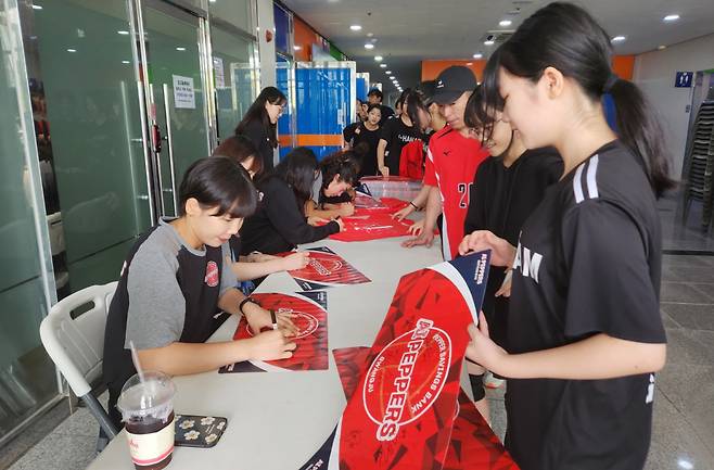 페퍼저축은행 선수단이 2023 페퍼저축은행컵 전국 어울림 한마당 배구대회에서 사인회를 열고 있다. /사진=페퍼저축은행