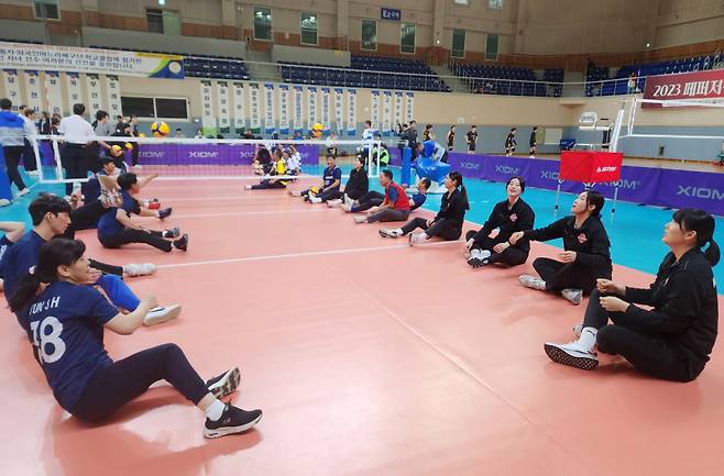 페퍼저축은행 선수단이 2023 페퍼저축은행컵 전국 어울림 한마당 배구대회에서 몸을 풀고 있다. /사진=페퍼저축은행