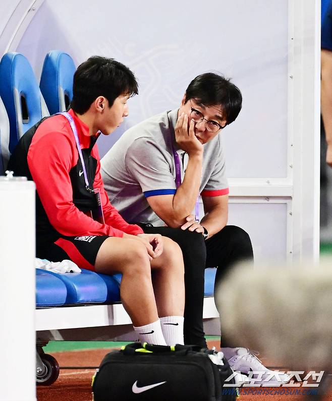 축구대표팀에 합류한 이강인이 황선홍 감독과 많은 대화를 나누고 있다. 사진(진화)=송정헌 기자