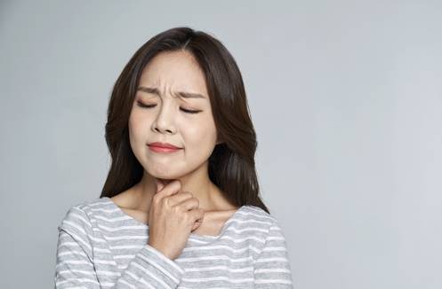 헛기침을 하면 성대에 과도한 마찰이 발생하며 성대폴립이 생길 수 있다./사진=게티이미지뱅크