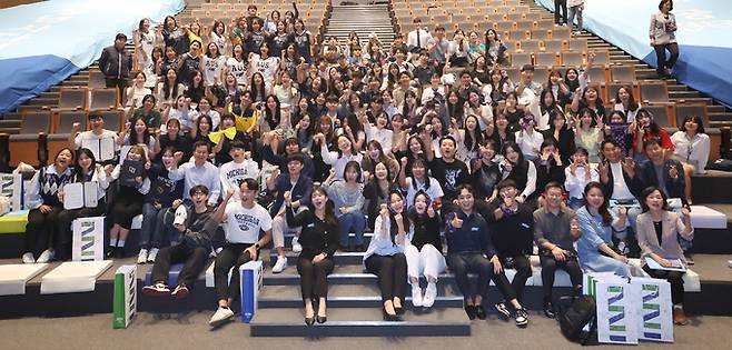 지난 16일 청년 사다리 행사에 참석한 김동연 경기도지사가 청년 198명과 기념촬영을 하고 있다. 경기도 제공