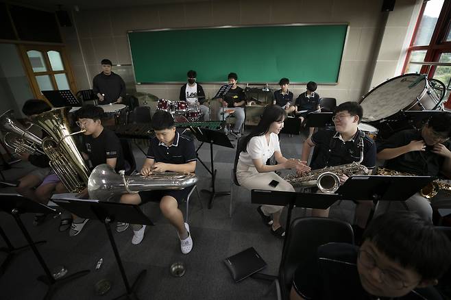 점심 시간에 연습을 하러 온 김지성 학생(오른쪽 두 번째·석곡중 2)이 안서은 교사(가운데)와 리듬을 맞춰보고 있다. ⓒ시사IN 이명익