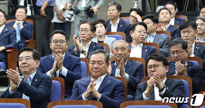 더불어민주당 의원들이 27일 오전 서울 여의도 국회에서 열린 의원총회에서 이재명 대표의 구속영장 기각과 관련해 박수를 치고 있다. 2023.9.27/뉴스1 ⓒ News1 임세영 기자