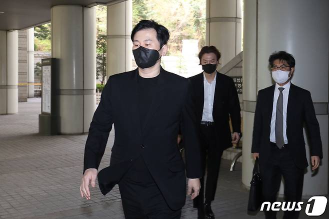 그룹 아이콘(iKON)의 전 멤버 비아이의 마약 수사를 무마하기 위해 공익제보자를 협박한 혐의로 재판에 넘겨진 양현석 전 YG엔터테인먼트 대표가 12일 오전 서울 서초구 서울중앙지방법원에서 열린 항소심 첫 공판에 출석하고 있다. (공동취재) 2023.4.12/뉴스1 ⓒ News1 이재명 기자