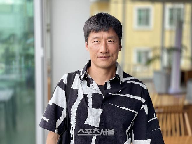 이정효 광주 감독이 25일 광주 모처에서 본지와 만나 인터뷰한 뒤 포즈를 취하고 있다. 광주 | 정다워기자