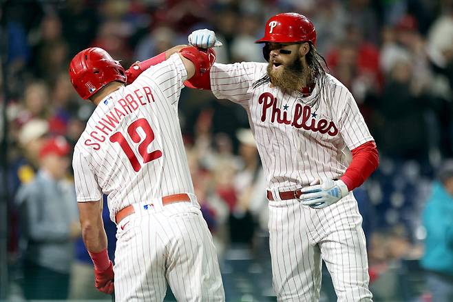 필라델피아 브란든 마시가 6회 솔로홈런을 터뜨리고 들어와 카일 슈와버와 하이파이브를 하고 있다. AFP연합뉴스