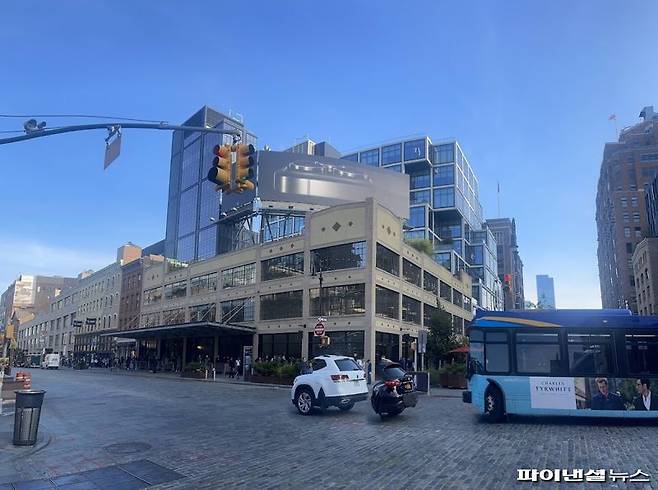 애플 최신 스마트폰인 ‘아이폰15 시리즈’가 출시된 지난 22일(현지시간) 애플스토어 뉴욕 매장(401 W 14th Street New York, NY 10014) 앞에 구매 대기줄이 이어지고 있다. 사진=김미희 기자