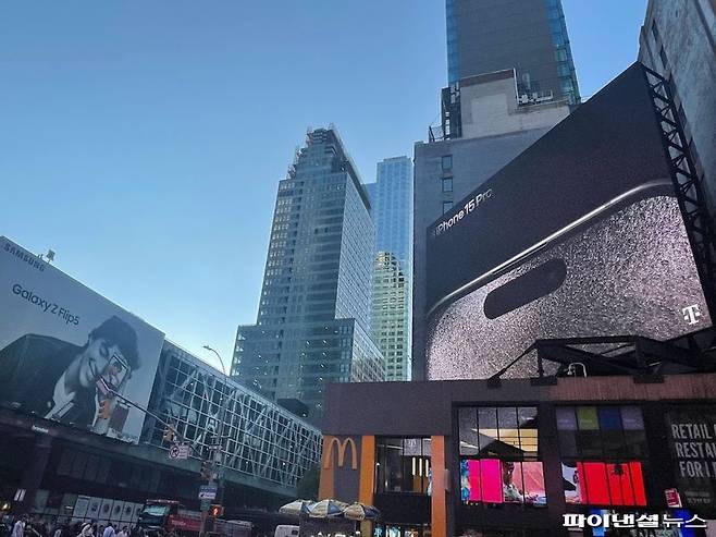 애플 최신 스마트폰인 ‘아이폰15 시리즈’가 출시된 지난 22일(현지시간) 뉴욕 맨해튼 중심의 한 전광판에서 삼성전자(왼쪽)와 애플 신제품 광고가 나란히 노출되고 있다. 사진=김미희 기자