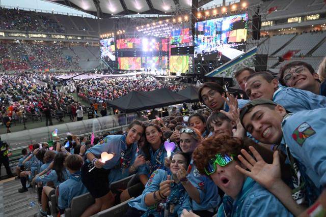 2023 새만금 세계스카우트잼버리 K팝 슈퍼라이브 콘서트가 열린 지난달 11일 서울 마포구 서울월드컵경기장에서 대원들이 콘서트를 즐기고 있다. 사진공동취재단