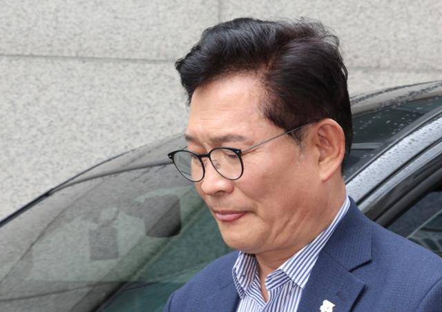 송영길 전 더불어민주당 대표가 27일 서울 용산구 자택에서 이동하고 있다. 검찰은 이날 송 전 대표의 '외곽조직 불법 후원금 의혹'을 수사하기 위해 자택을 압수수색했다. 연합뉴스