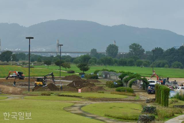 굴착기와 인부 등이 27일 대구 북구 노곡동 금호꽃섬에서 정원을 조성하고 있다. 류수현 기자