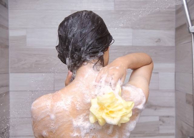 샤워를 너무 오래 하면 피부가 건조해지기 쉬워 하루에 한 번, 15분 이내로 마치는 게 좋다./사진=클립아트코리아