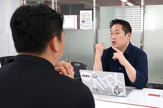 지엠씨랩스 사업 방향에 대해 조언하는 강재상 대표 / 출처=IT동아