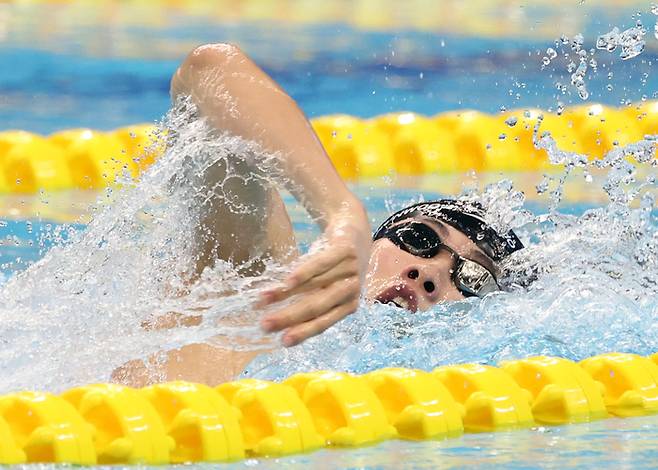 27일 중국 항저우 올림픽 스포츠센터 수영장에서 열린 2022 항저우 아시안게임 수영 남자 자유형 200m 예선에 출전한 황선우가 역영하고 있다. 2023.9.27 연합뉴스
