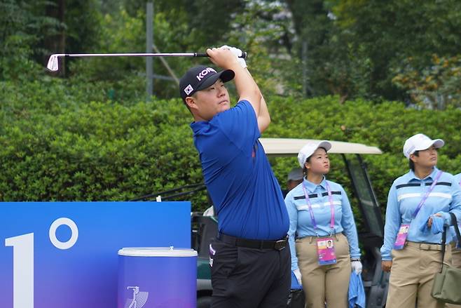 임성재가 26일 중국 항저우 서호 국제 골프 컨트리클럽에서 열린 항저우 아시안게임 골프 연습 라운드에서 아이언 샷 연습을 하고 있다. 대한골프협회