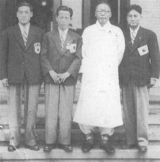 왼쪽부터 1947 보스턴 마라톤이 끝나고 서울 경교장(사적 제465호)에서 만난 손기정, 서윤복, 김구, 남승룡.