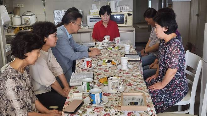 하늘가족교회는 초대교회의 원형을 회복하기 위해 가정교회라고 하는 틀을 갖추고 운영되고 있다.