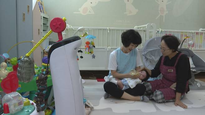 하늘가족교회 한부모선교팀은 매주 목요일 '애란원'에 입소해 있는 미혼 한부모의 아기들을 돌보고 있다.