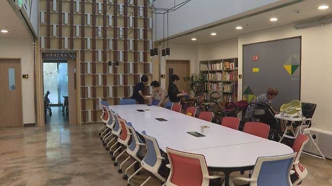 하늘가족교회 한부모선교팀은 '애란원'에서 아기 돌봄뿐만 아니라 청소봉사로도 함께하고 있다.