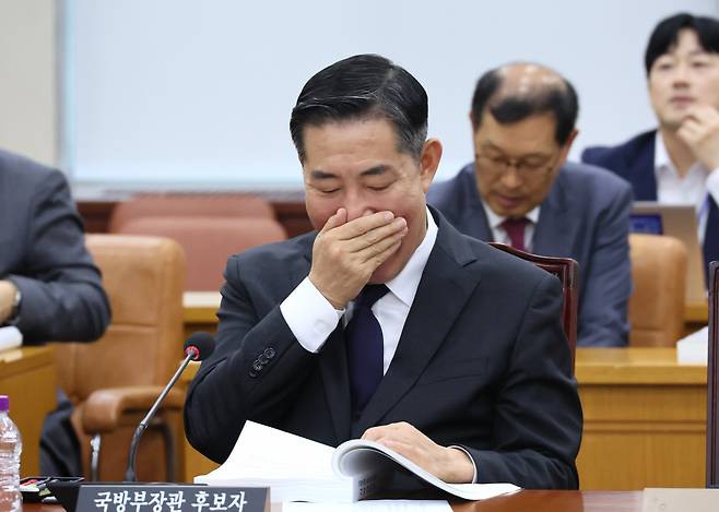 신원식 국방부 장관 후보자가 27일 국회에서 열린 인사청문회에서 자료를 검토하고 있다. ⓒ연합뉴스