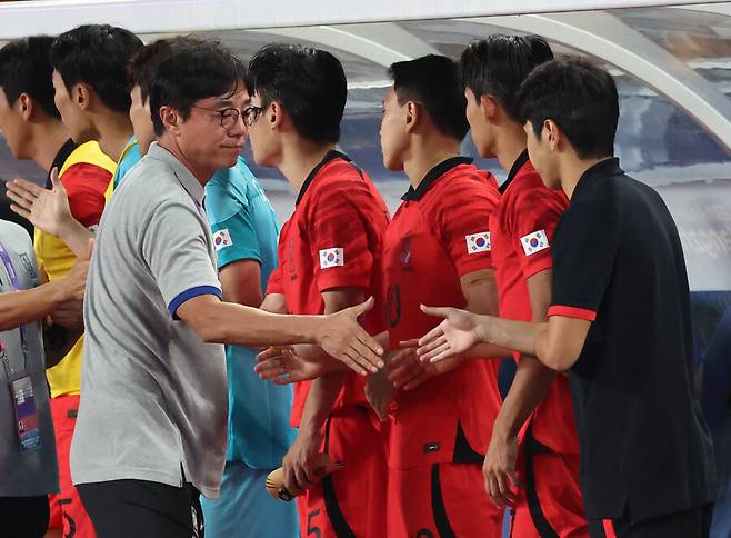 ▲ 선수들을 격려하는 황선홍 감독. ⓒ연합뉴스