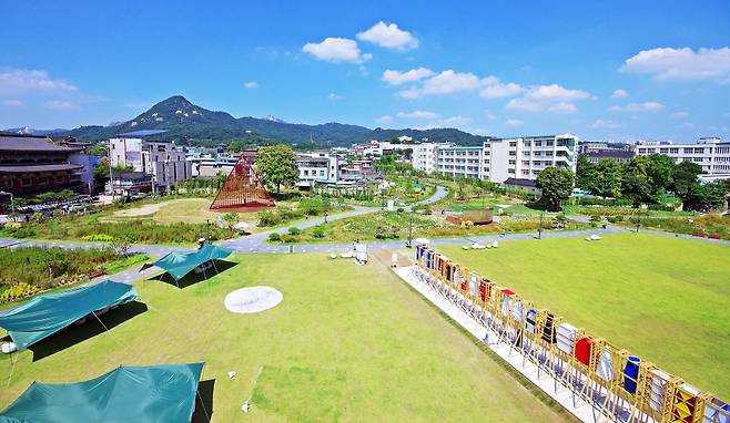 열린송현 하늘소(전망대)에서 본 풍경. 백악산(북악산)이 보인다