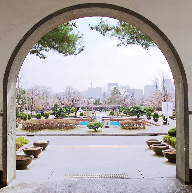 정독도서관 건물 안에서 본 도서관 정원과 남산