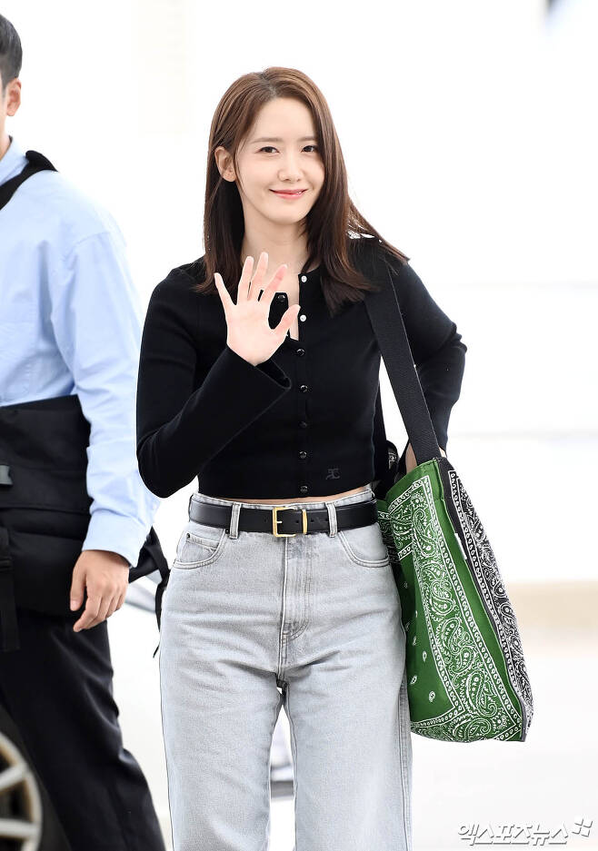 Incheon International Airport, ) Girls Generation Im Yoon-ah departed to Singapore via Incheon International Airport on the afternoon of the 27th.Im Yoon-ah is heading for the departure hall.