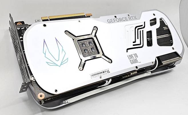 다이캐스트 금속 재질의 백플레이트를 후면에 달아 높은 내구성을 기대할 수 있다 / 출처=IT동아