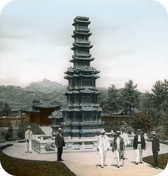 해시계 역할까지 한 서울 탑골공원의 원각사지 10층 석탑. 헝가리 의사 보조끼 데죠가 찍은 ‘1908년 서울’ 사진전 사진 (서울 역사박물관 제공).