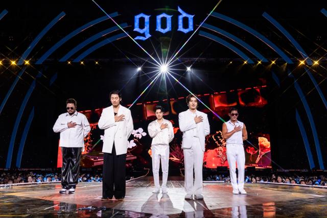 그룹 god가 28일 방송될 KBS2 추석 특집쇼 'ㅇㅁㄷ god'에서 노래하고 있다. 쇼의 제목 'ㅇㅁㄷ'은 '국민이 만들어 준' 그룹이란 뜻에서 일부 모음과 자음을 따 김태우가 붙였다. KBS 제공
