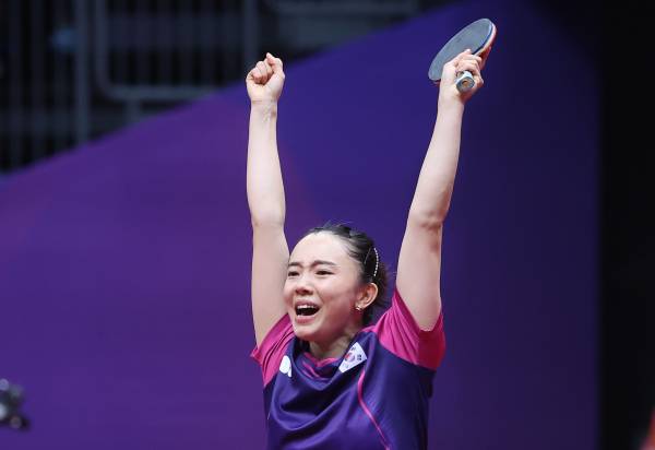 <yonhap photo-3637="">탁구 대표팀 전지희가 25일 중국 항저우 궁수 캐널 스포츠파크 체육관에서 열린 2022 항저우 아시안게임 탁구 여자 단체전 준결승 한국과 일본의 경기 2단식을 승리로 가져온 뒤 환호하고 있다. 사진=연합뉴스</yonhap>
