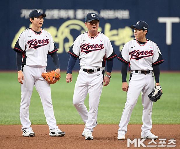 아시안게임 대표팀 내야수 박성한이 류중일 감독의 지도를 받고 있다. 사진=천정환 기자