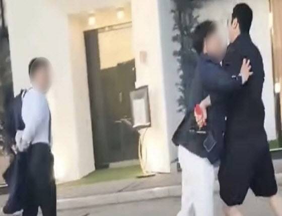 유뷰브 채널 ‘신단장tv’를 운영하는 유튜버 신단장이 조폭 두목 장모의 칠순 잔치가 열리는 수원월드컵경기장 웨딩홀에서 남문파 조직원들과 실랑이를 벌이고 있다. 맨 오른쪽 인물이 신단장이다. (사진=‘신단장tv’ 유튜브 영상 캡처)