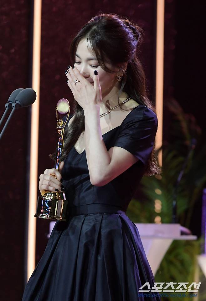 제2회 청룡시리즈어워즈(Bluedragon Series Awards) 레드카펫이 19일 인천 파라다이스시티에서 열렸다. 대상을 수상한 더글로리 송혜교가 수상소감을 말하고 있다. 인천=정재근 기자 cjg@sportschosun.com/2023.07.19/