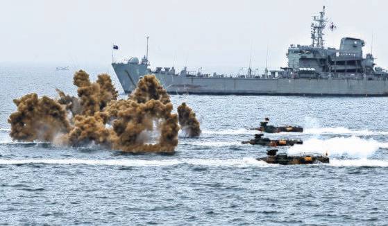 지난 13일 인천항 수로에서 열린 제73주년 인천상륙작전 전승기념 미디어데이 행사에서 해병대 상륙돌격장갑차가 연막탄을 터뜨리며 기동하고 있다. 뉴스1
