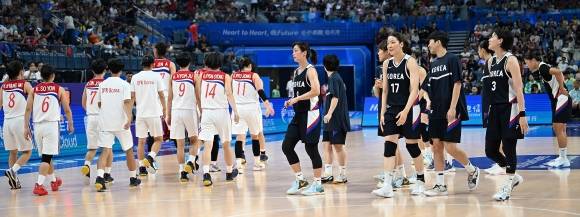 29일 중국 저장성 항저우의 올림픽 스포츠센터에서 열린 2022 항저우 아시안게임 여자 농구 대한민국과 북한의 경기에서 선수들이 서로 인사를 하지 못한 채 이동하고 있다. 2023.9.29 항저우 오장환 기자