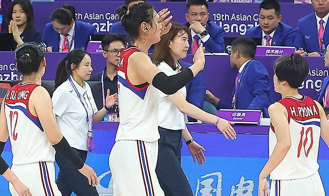 한국 정선민 감독이 경기 후 북한 정성심 감독과 악수하기 위해 이동하고 있다./김동환 기자