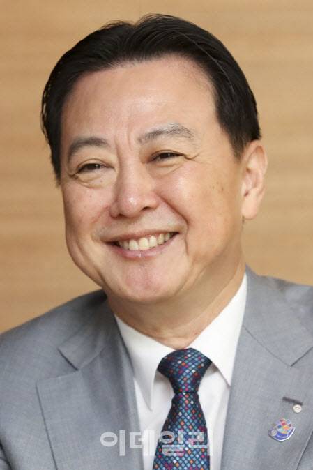 국제로타리 3650지구 총재직을 역임한 서창우 한국파파존스 회장은 “나눔은 인생 최고의 선물”이라며 봉사 활동으로 느낀 뿌듯함을 전했다. △1958년생 △경복고, 연세대 경영학 학사, 마이애미대 경영학 석사 △CISV(청소년국제여름마을) 한국협회 이사 △히딩크재단 이사 △한국유라시아포럼 이사장 △중앙아시아 태권도협회 자문위원 △서울 스페셜올림픽 회장 겸 동아시아 스페셜올림픽 부회장 △(사)바보나눔 이사 △(사)현대미술관회 부회장 △한국가톨릭평신도협의회 청장년위원회 위원장 △평화방송 재단이사 (사진=이영훈 기자)